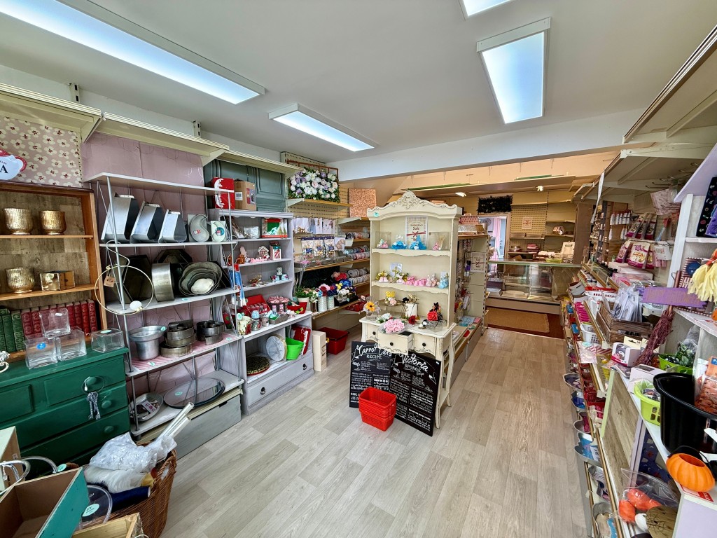 Lot: 18 - MIXED RESIDENTIAL AND COMMERCIAL PROPERTY - Shop floor